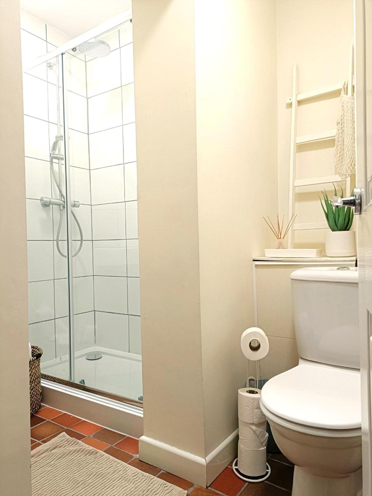 Charming Terrace Home In Whitchurch Уитчърч Екстериор снимка