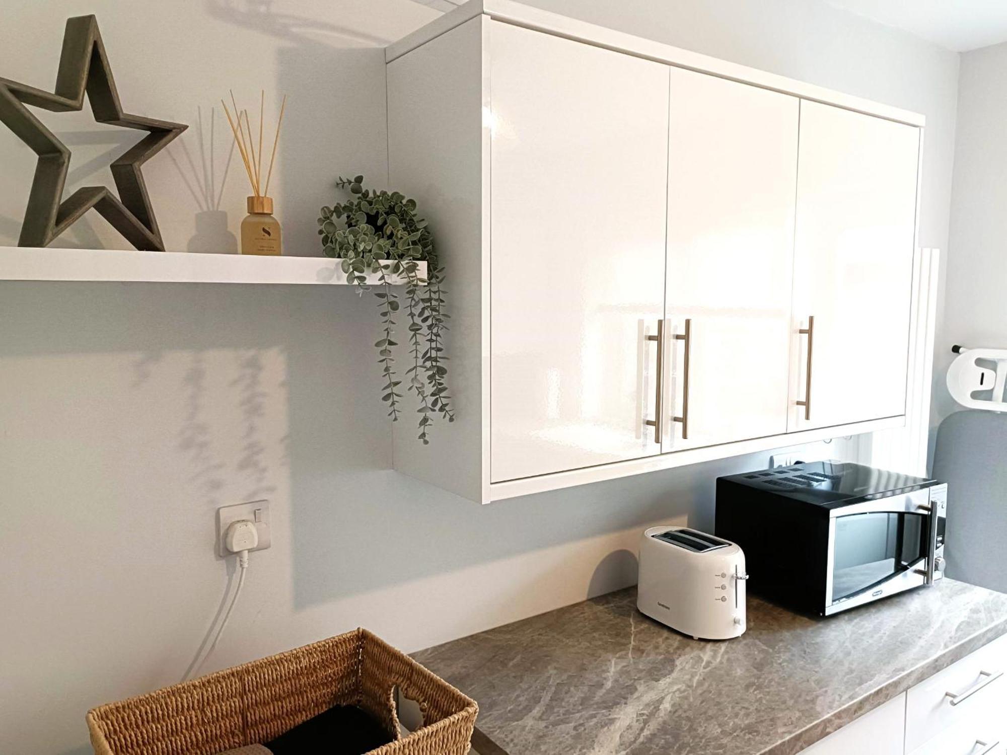 Charming Terrace Home In Whitchurch Уитчърч Екстериор снимка