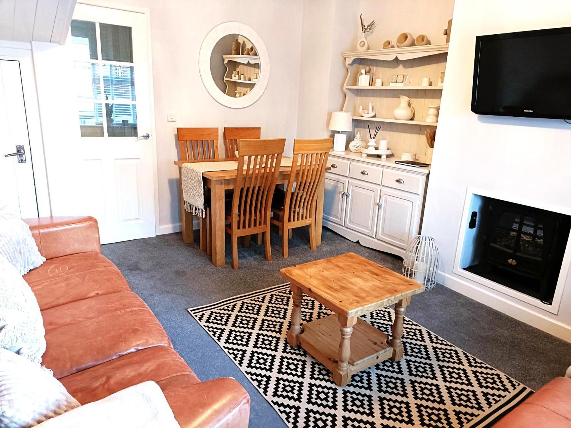 Charming Terrace Home In Whitchurch Уитчърч Екстериор снимка