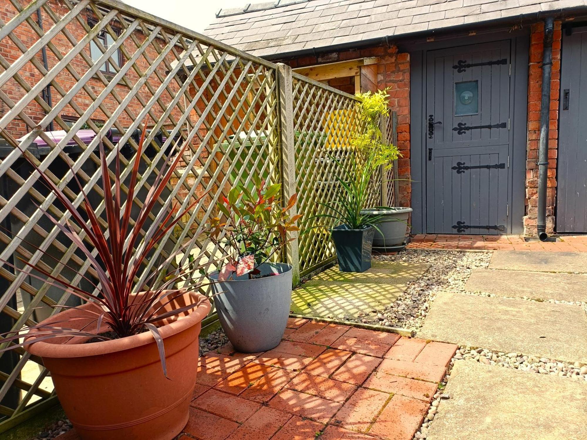 Charming Terrace Home In Whitchurch Уитчърч Екстериор снимка