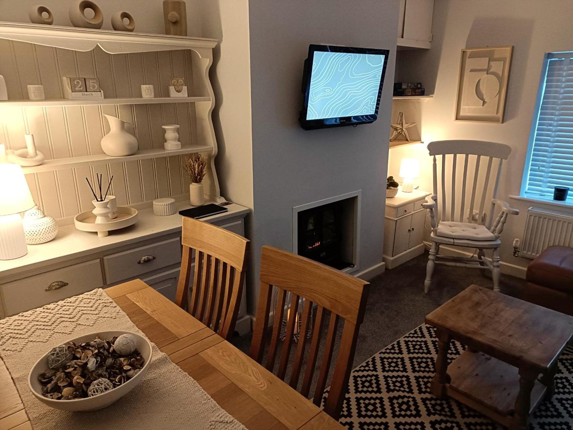 Charming Terrace Home In Whitchurch Уитчърч Екстериор снимка